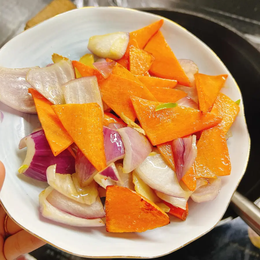 Stir-fry the wingtips with mixed vegetables step 0