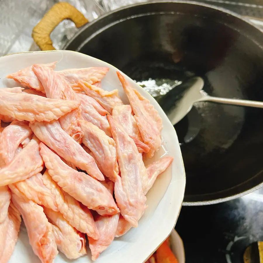 Stir-fry the wingtips with mixed vegetables step 0