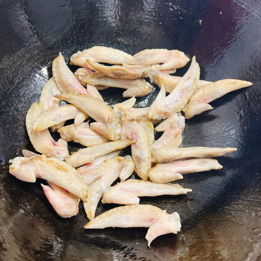 Stir-fry the wingtips with mixed vegetables step 0