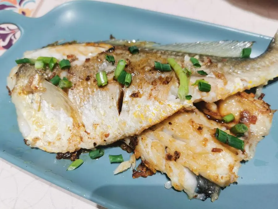 Fried yellow croaker with fast dish