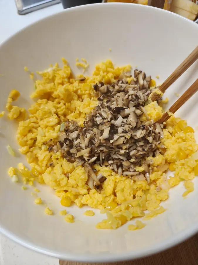 Lazy steamed dumplings: super fast hand capsule, shrimp, eggs, wonton skin version step 0