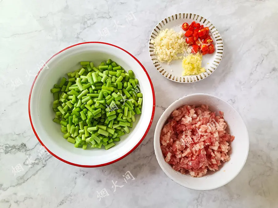 New garlic sprouts are on the market! In this way, it is delicious to eat, and the noodles are a must  step 0