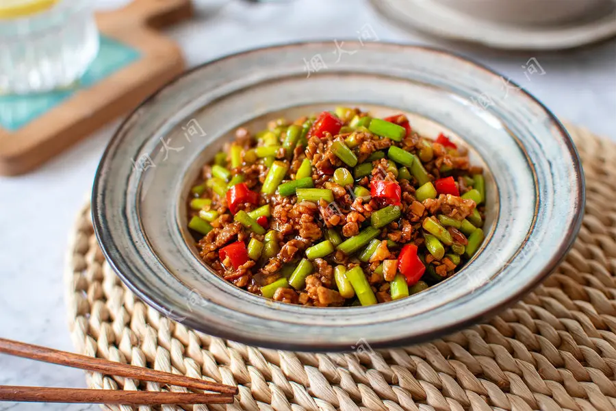 New garlic sprouts are on the market! In this way, it is delicious to eat, and the noodles are a must  step 0