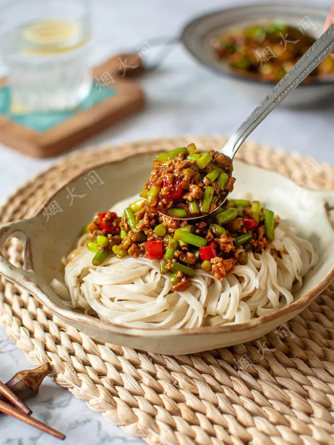 New garlic sprouts are on the market! In this way, it is delicious to eat, and the noodles are a must  step 0