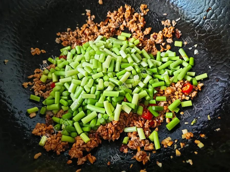 New garlic sprouts are on the market! In this way, it is delicious to eat, and the noodles are a must  step 0