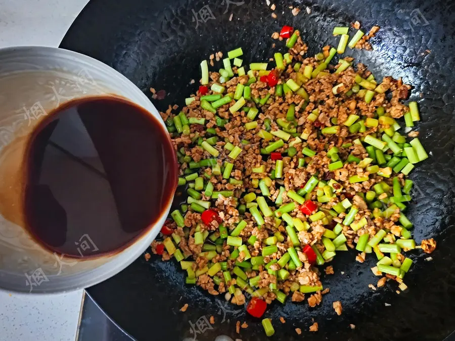 New garlic sprouts are on the market! In this way, it is delicious to eat, and the noodles are a must  step 0