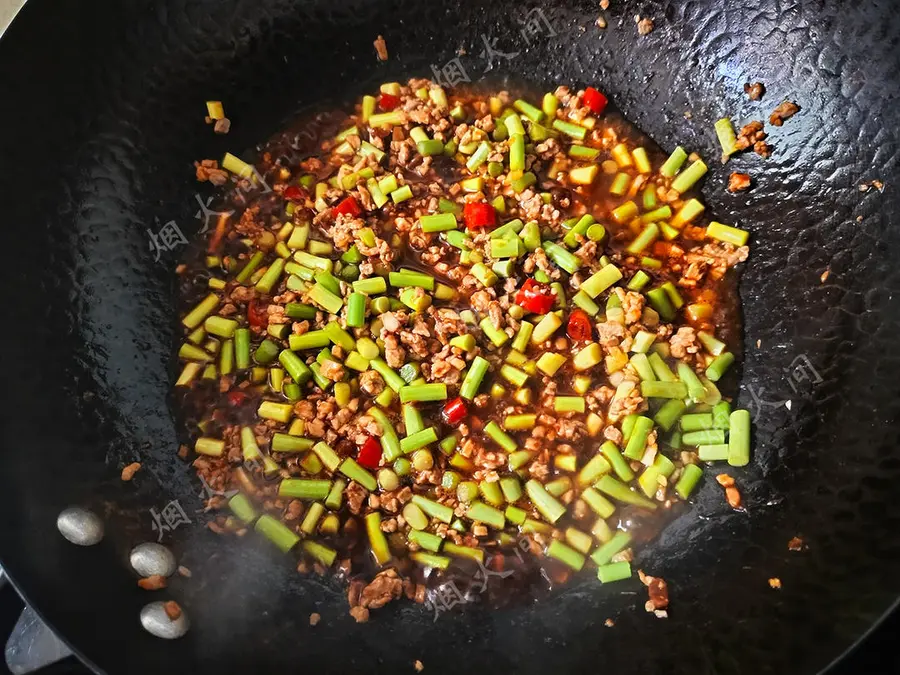 New garlic sprouts are on the market! In this way, it is delicious to eat, and the noodles are a must  step 0