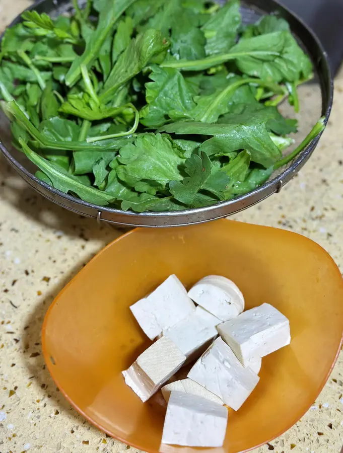 Stir-fried tofu with chrysanthemum step 0