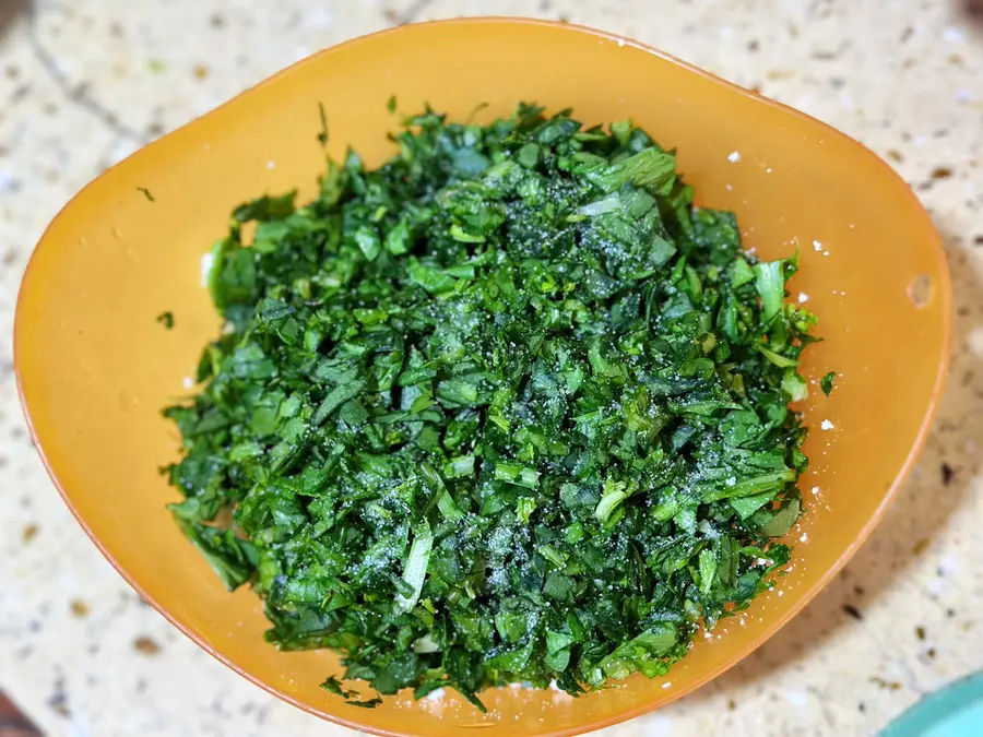 Stir-fried tofu with chrysanthemum step 0