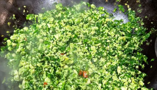 Stir-fried tofu with chrysanthemum