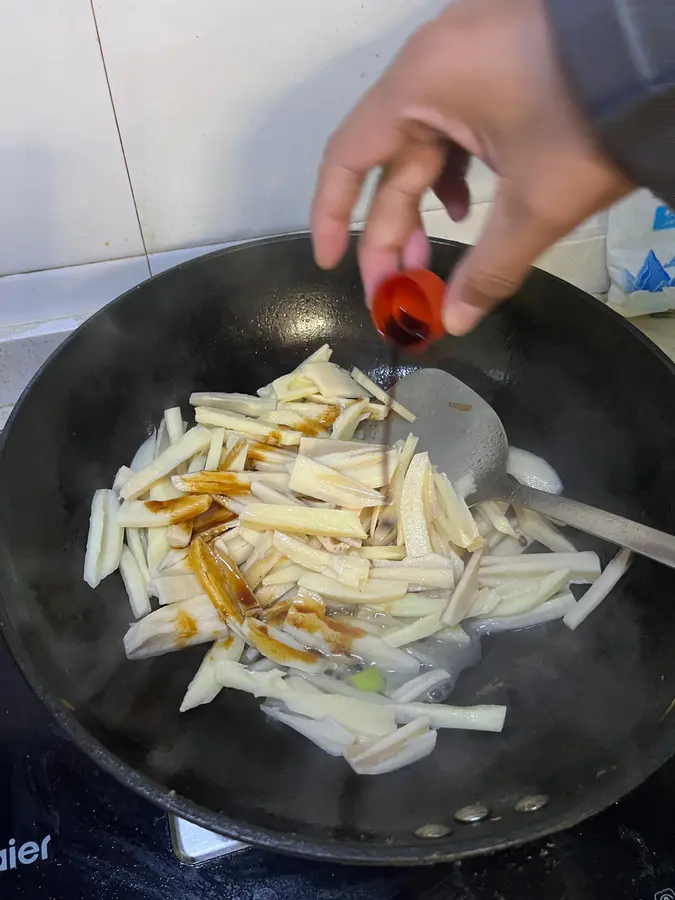 Crispy fried lotus root strips with rice step 0