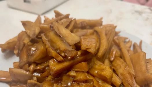 Crispy fried lotus root strips with rice