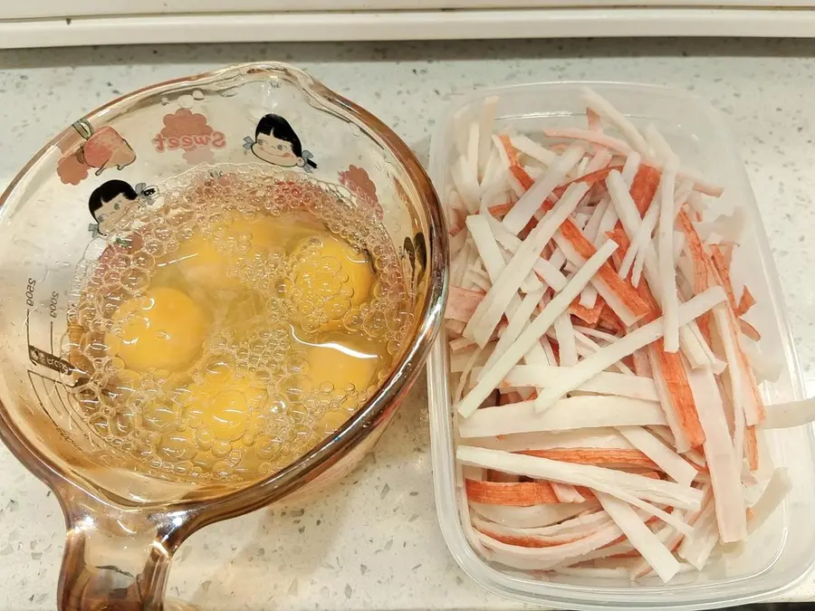 Scrambled eggs  with crab sticks that go well with rice step 0