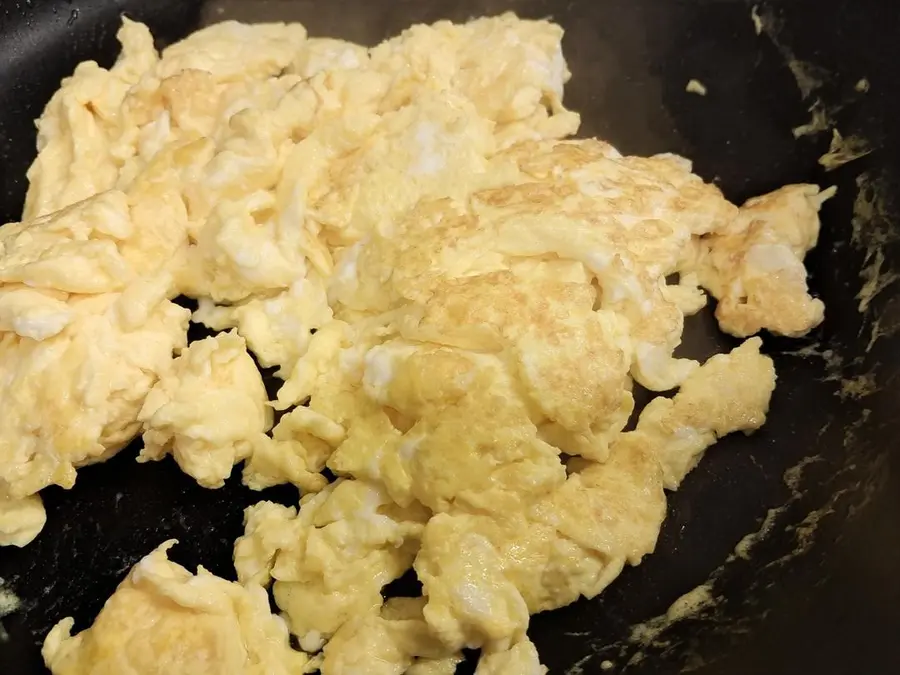 Scrambled eggs  with crab sticks that go well with rice step 0