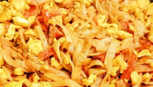 Scrambled eggs  with crab sticks that go well with rice