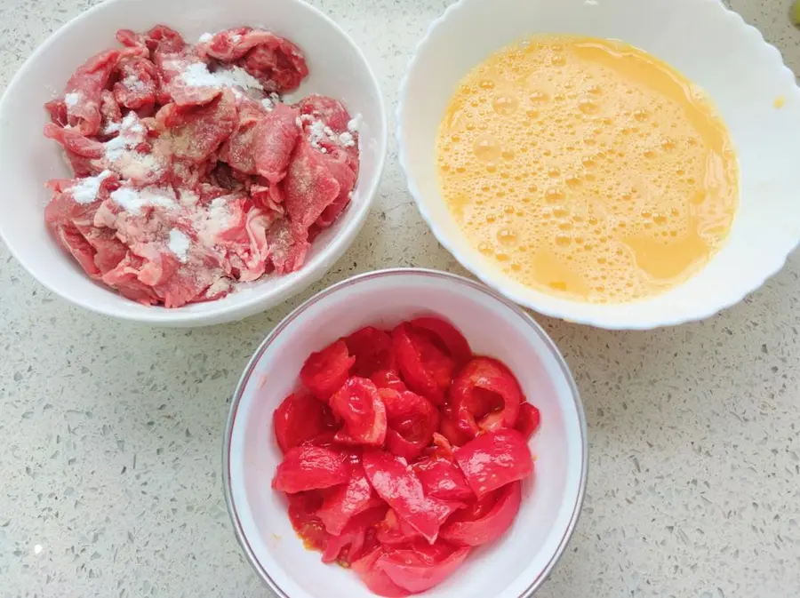 Scrambled eggs with tomato and beef (super side dish) step 0