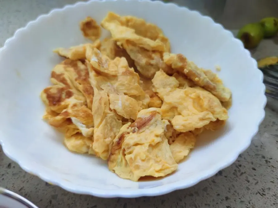 Scrambled eggs with tomato and beef (super side dish) step 0