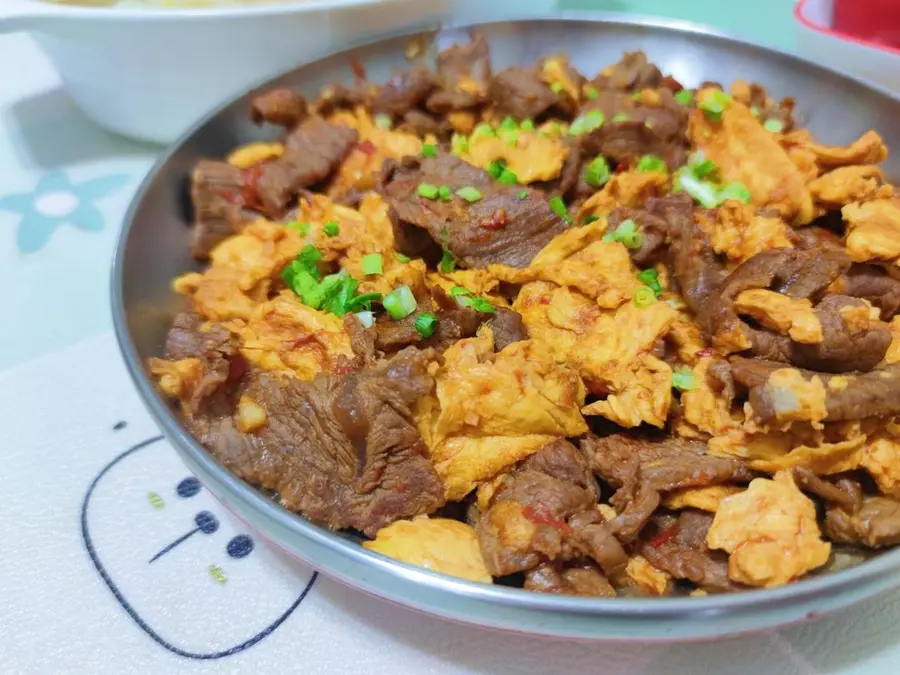 Scrambled eggs with tomato and beef (super side dish)