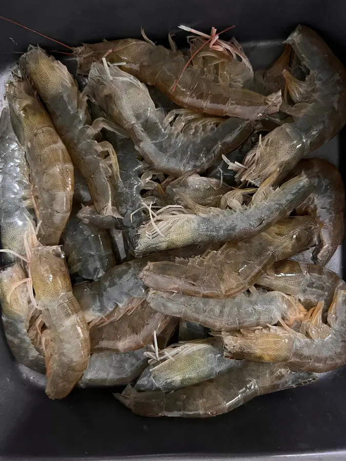 Braised prawns in tomato sauce and oil for rice step 0