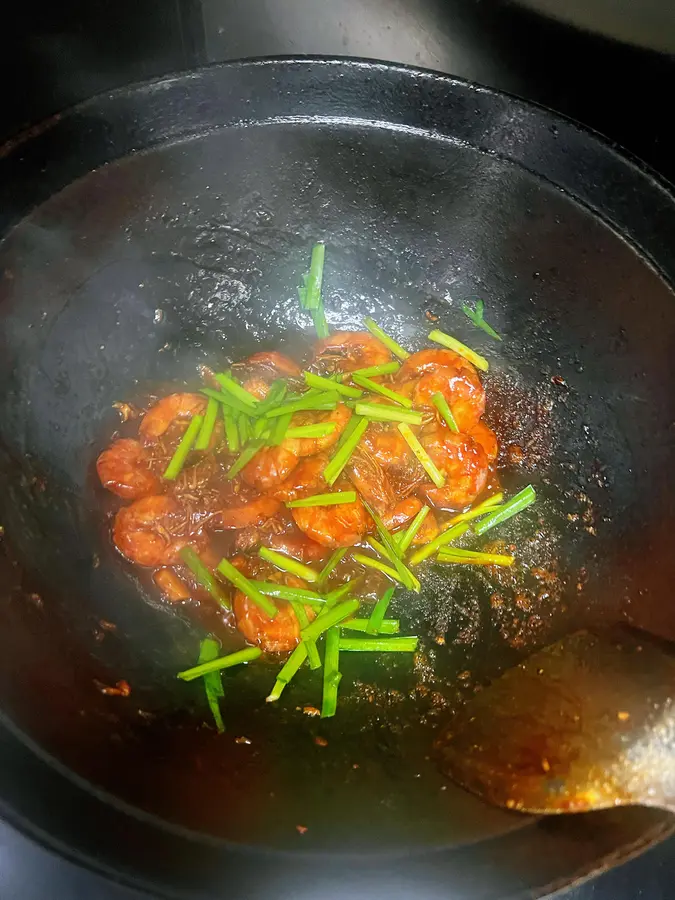 Braised prawns in tomato sauce and oil for rice step 0