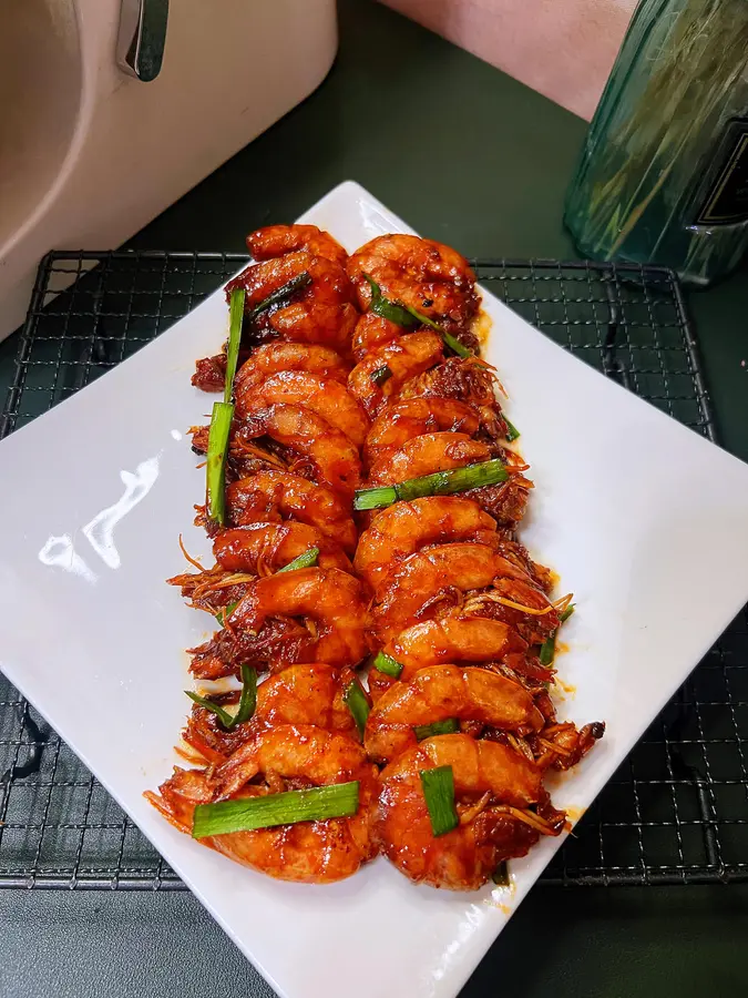 Braised prawns in tomato sauce and oil for rice step 0