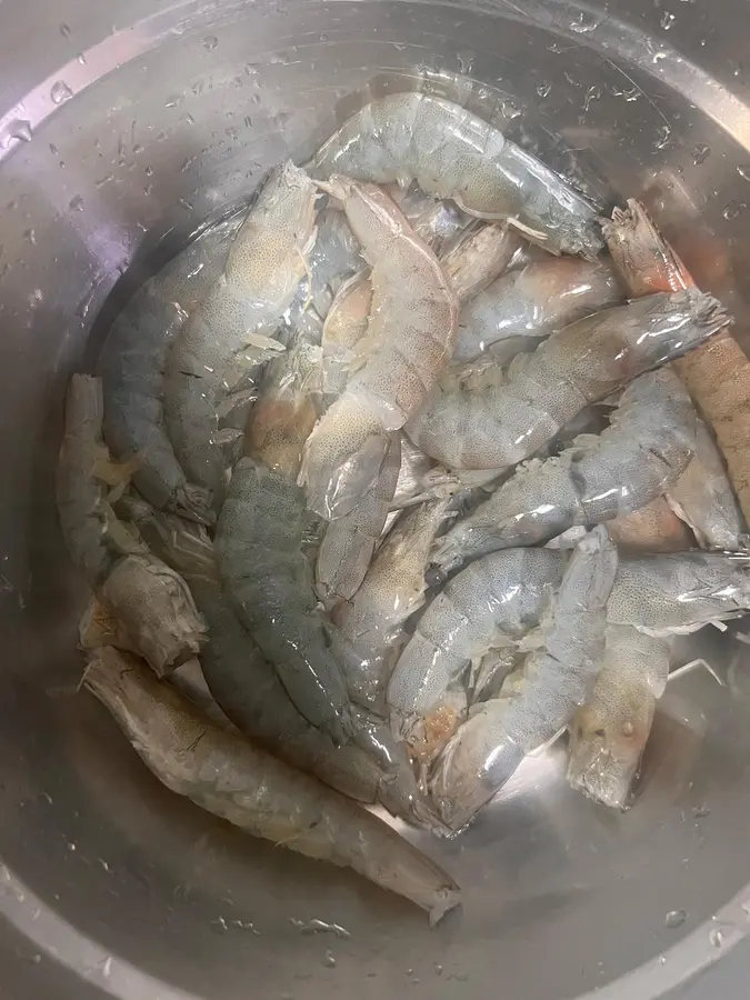 Braised prawns in tomato sauce and oil for rice step 0