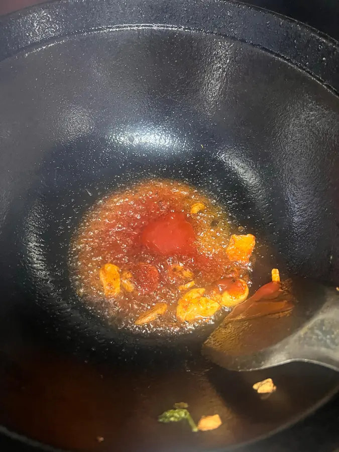 Braised prawns in tomato sauce and oil for rice step 0