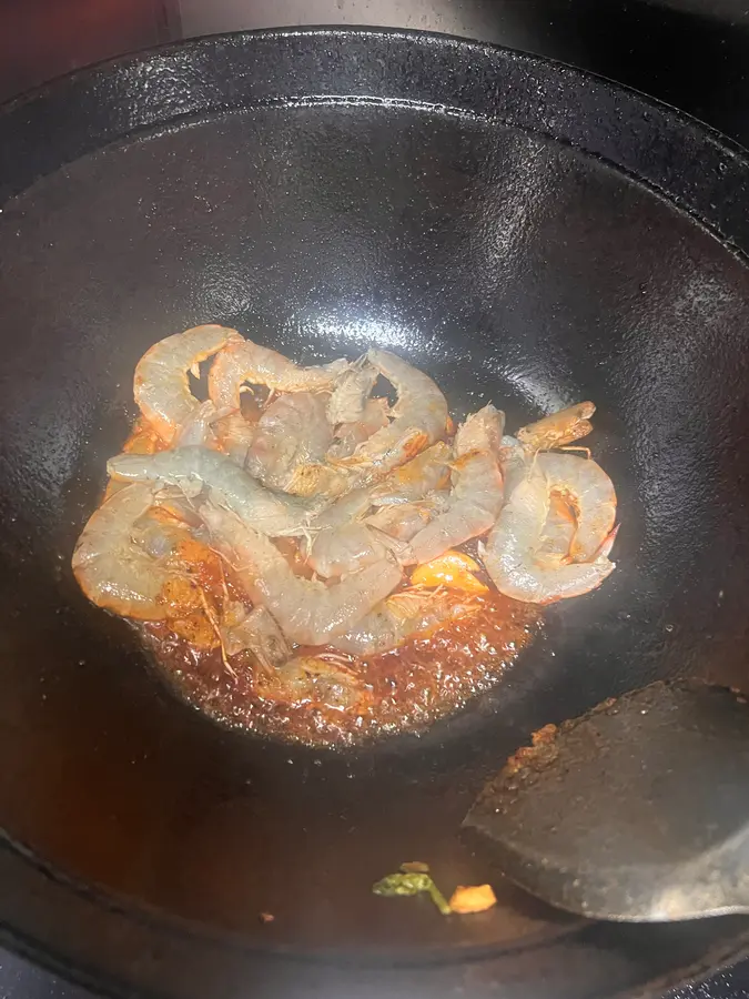 Braised prawns in tomato sauce and oil for rice step 0