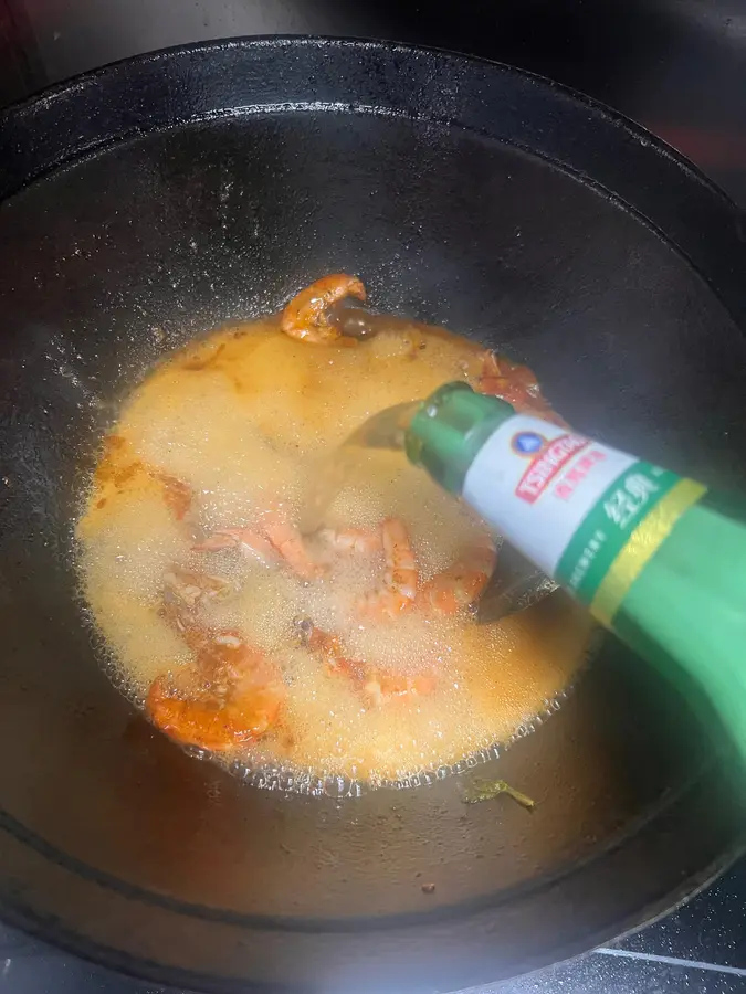 Braised prawns in tomato sauce and oil for rice step 0