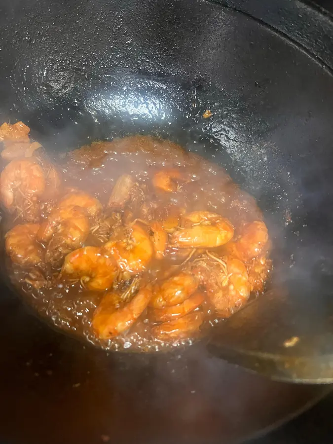 Braised prawns in tomato sauce and oil for rice step 0