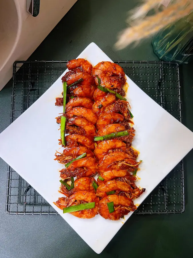 Braised prawns in tomato sauce and oil for rice