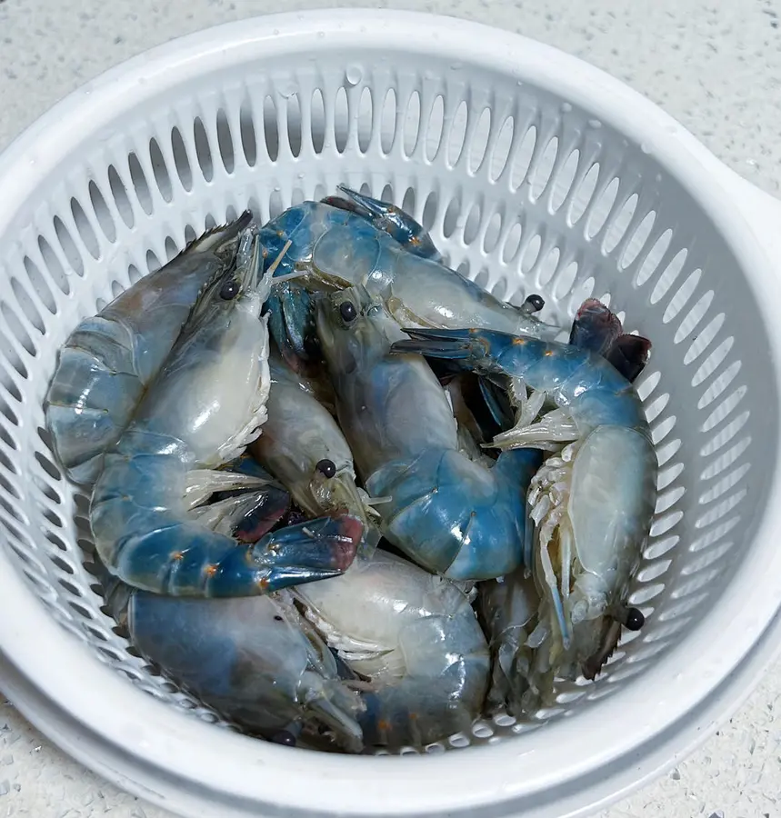 Stir-fried shrimp with shiso step 0