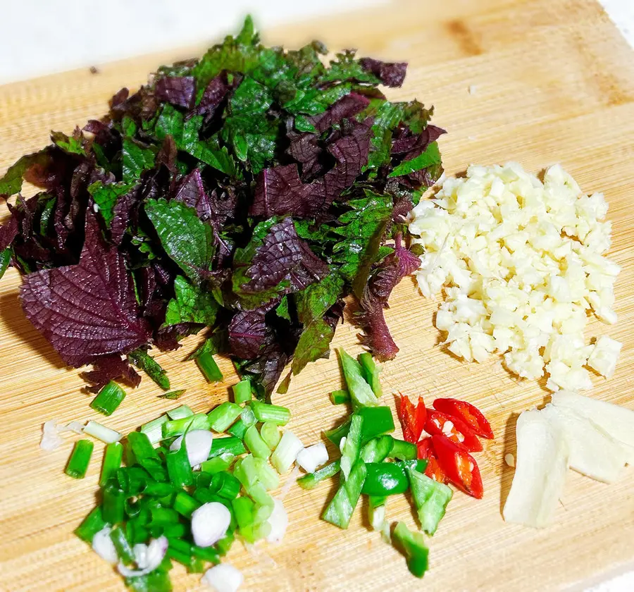 Stir-fried shrimp with shiso step 0