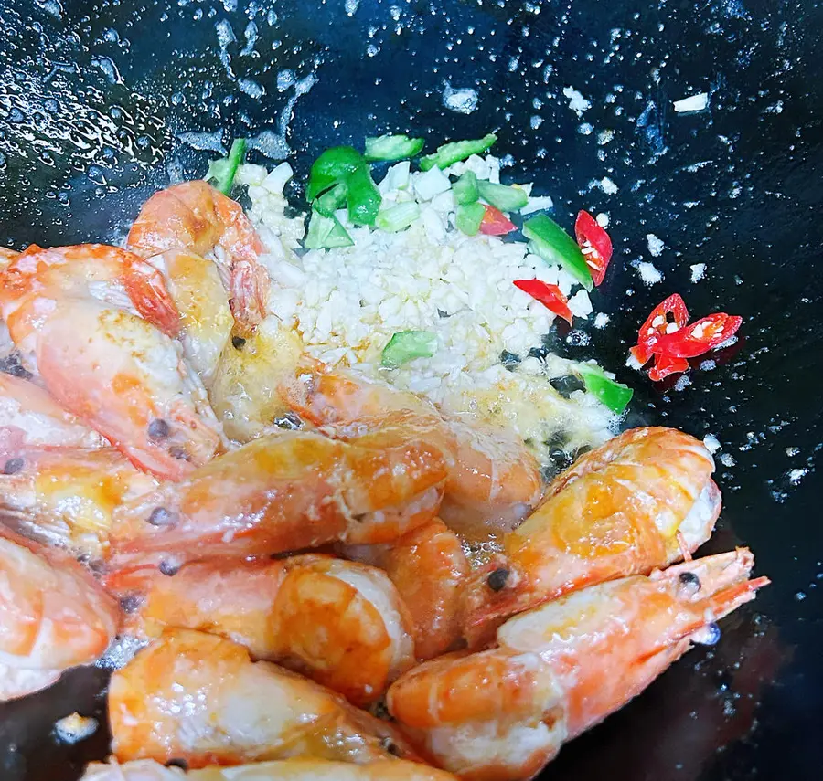 Stir-fried shrimp with shiso step 0