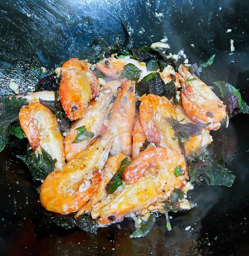 Stir-fried shrimp with shiso step 0