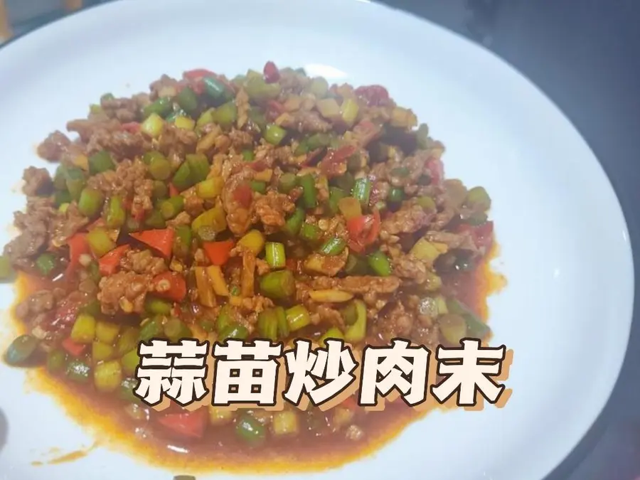 Stir-fried minced pork with garlic sprouts and spicy flavor to serve the meal