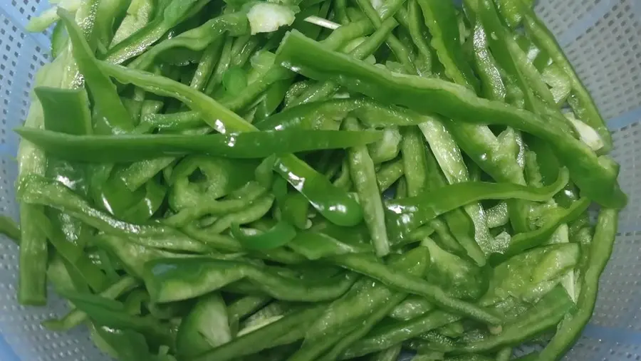 Serve with shredded pork with green peppers step 0