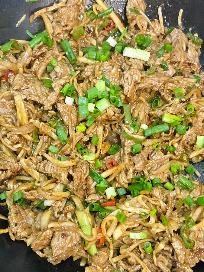 Super simple stir-fried beef with shredded radish, tender and fresh for rice