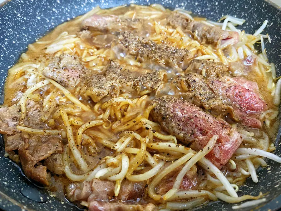 Stir-fried fat beef with leek and bean sprouts, a proper meal! step 0