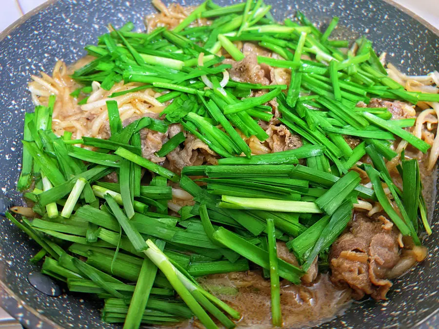 Stir-fried fat beef with leek and bean sprouts, a proper meal! step 0