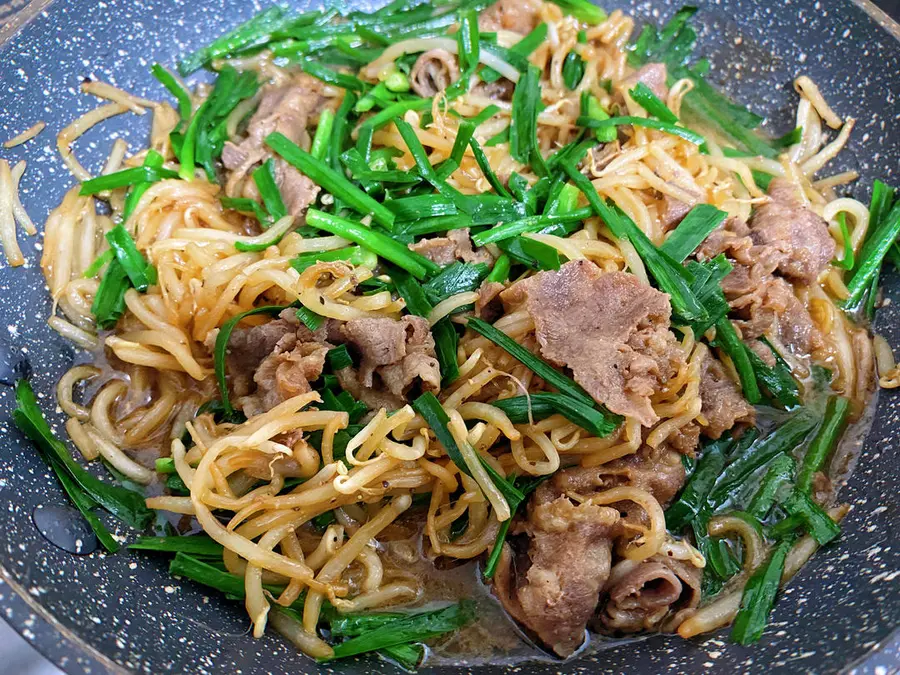 Stir-fried fat beef with leek and bean sprouts, a proper meal! step 0