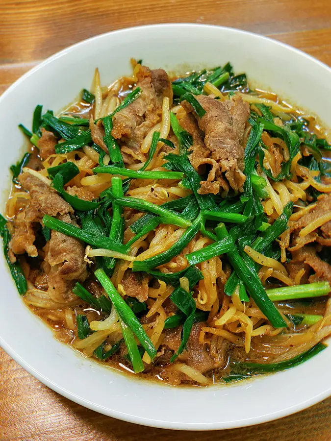 Stir-fried fat beef with leek and bean sprouts, a proper meal! step 0