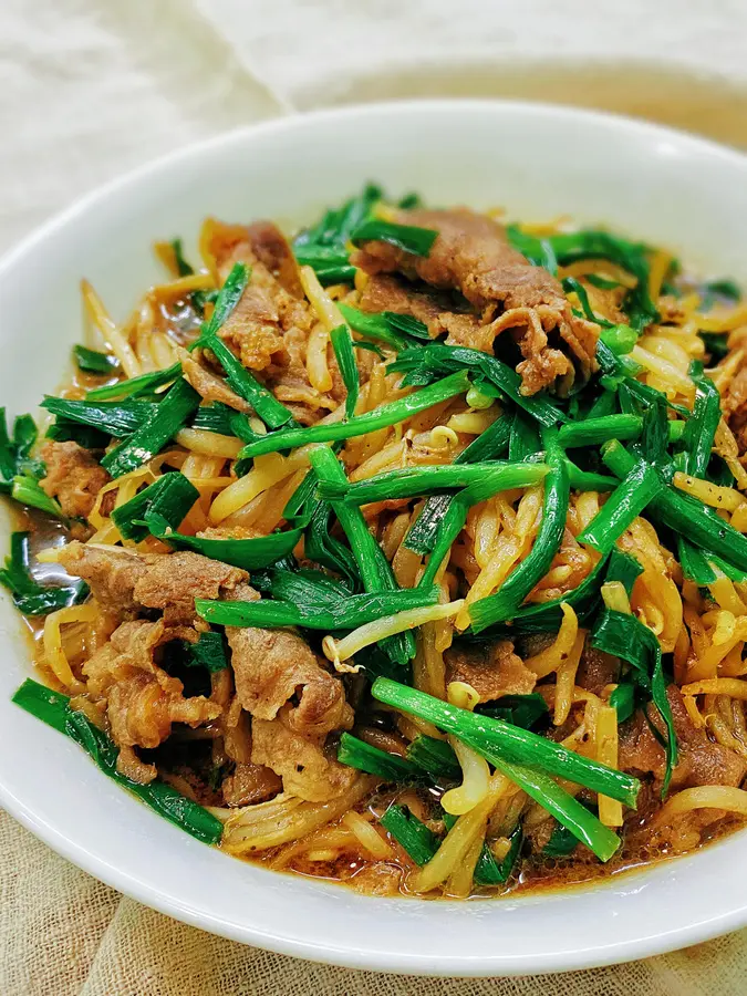 Stir-fried fat beef with leek and bean sprouts, a proper meal!