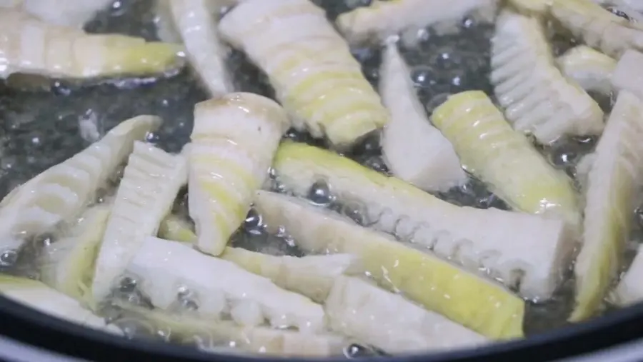 Braised thunder bamboo shoots in oil, not blanched, crispy, tender and sweet step 0