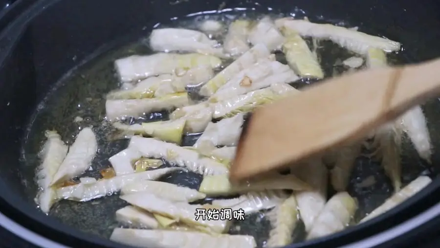 Braised thunder bamboo shoots in oil, not blanched, crispy, tender and sweet step 0