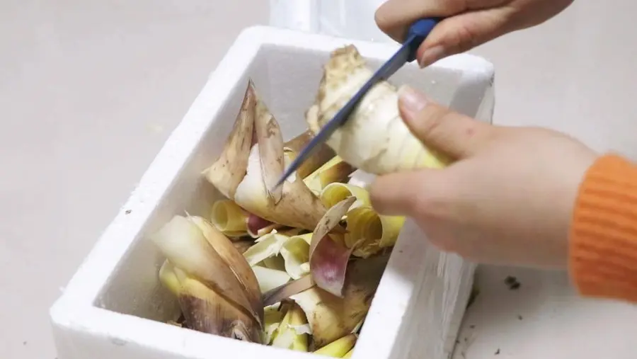 Braised thunder bamboo shoots in oil, not blanched, crispy, tender and sweet step 0