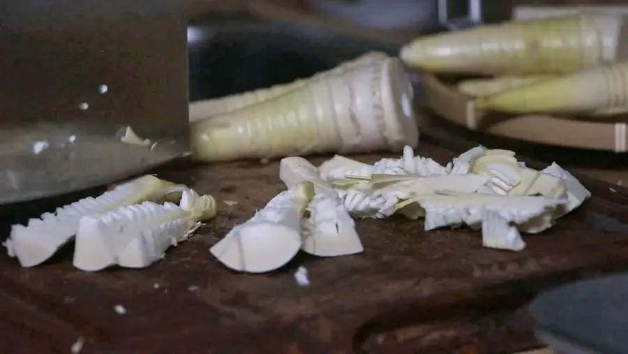 Braised thunder bamboo shoots in oil, not blanched, crispy, tender and sweet step 0