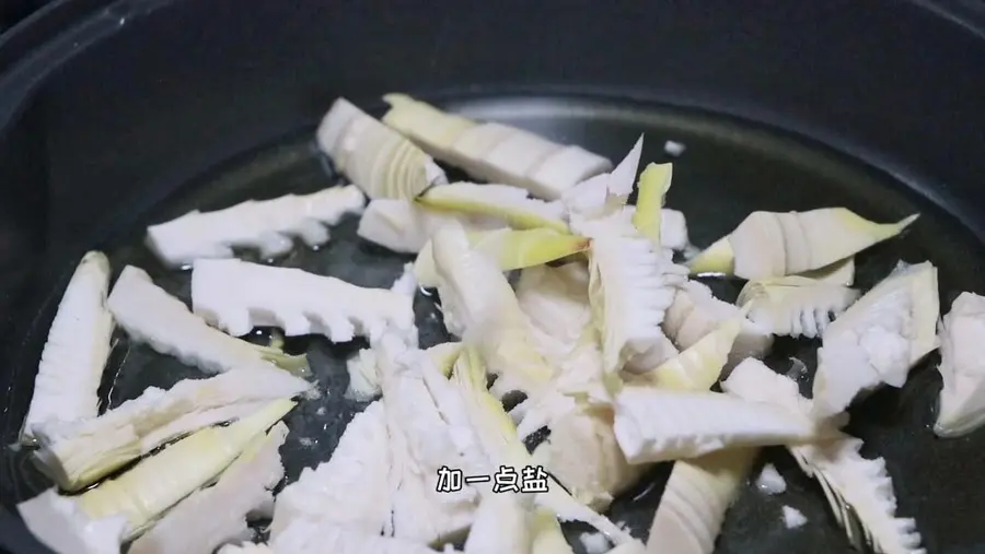 Braised thunder bamboo shoots in oil, not blanched, crispy, tender and sweet step 0