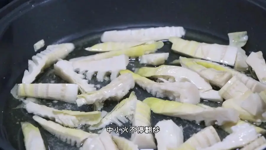 Braised thunder bamboo shoots in oil, not blanched, crispy, tender and sweet step 0