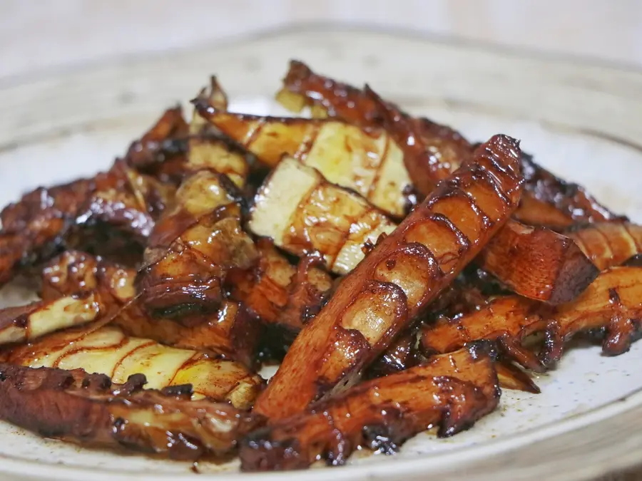 Braised thunder bamboo shoots in oil, not blanched, crispy, tender and sweet